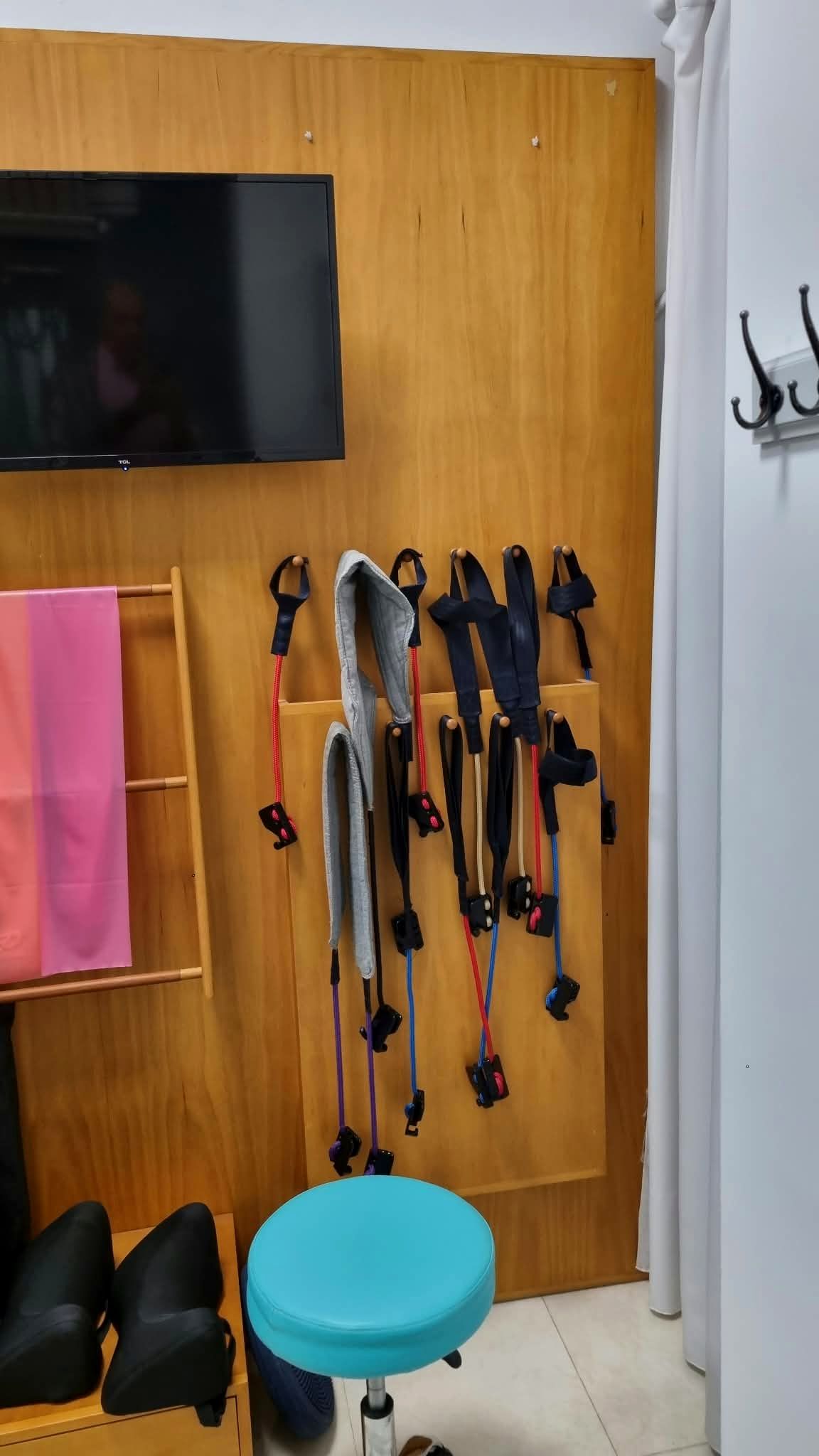 Cinchas y correas de suspensión del METTBOX colgadas en la pared