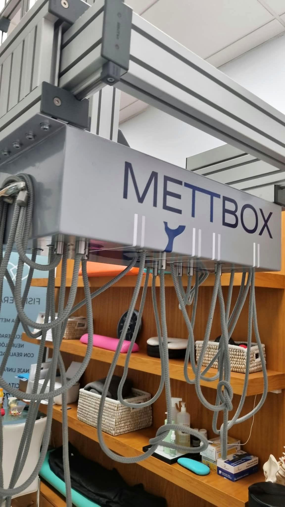 Caja del sistema METTBOX con sus cables de suspensión sobre la sala de fisioterapia