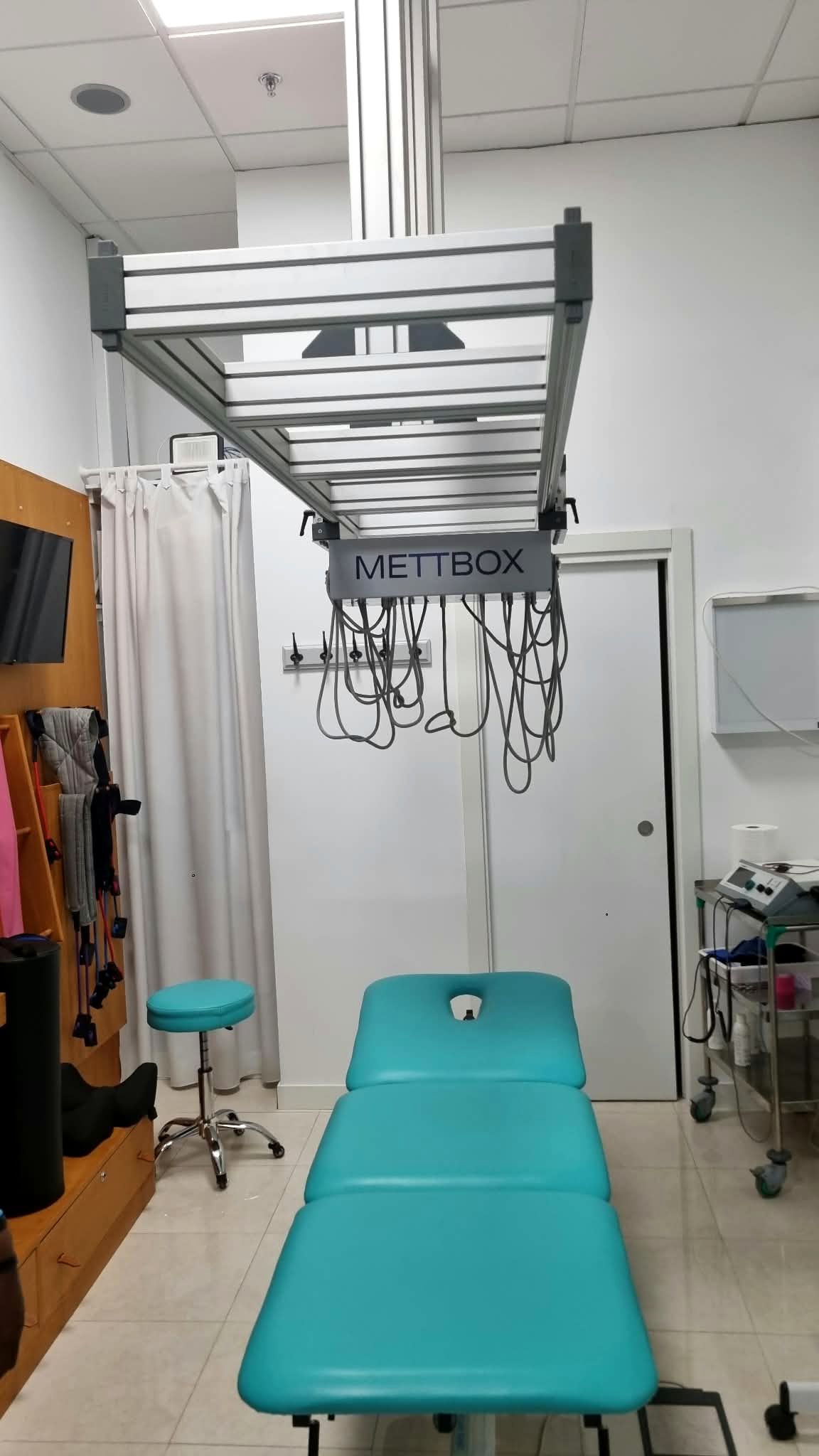 Sala de fisioterapia con camilla y sistema METTBOX